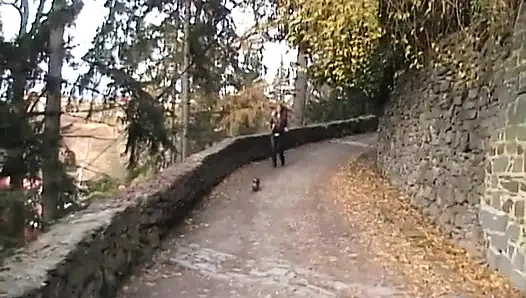 Güzel Avrupalı genç kız evde sikişmeden önce açık havada yarak emiyor
