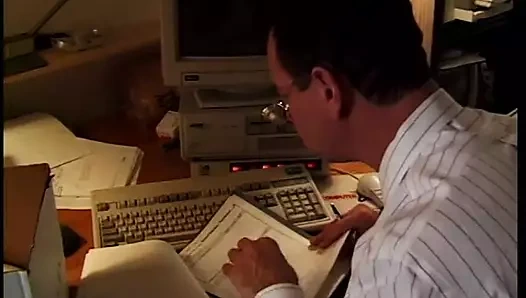 Azgın patron genç kızıl saçlı kızı becermeyi sever.