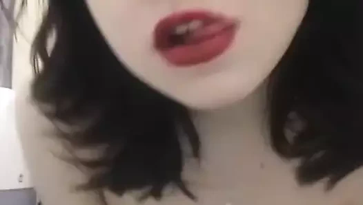 Orgazm ile banyoda çıplak mastürbasyon. yakın çekim