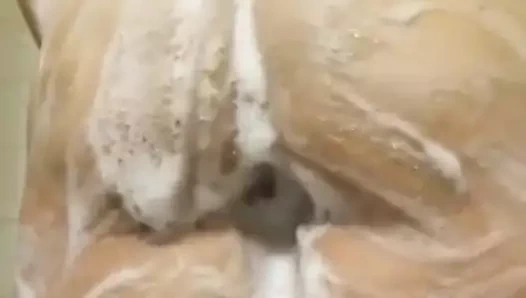 L.v. duşta büyük göt