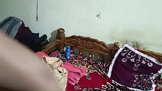 Azgın komşu teyzem genç bir adamı baştan çıkarıyor genç oğlan Telugu sesiyle sikişiyor