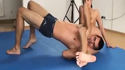 Sert bir kedi tarafından dövüldü