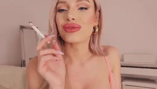 Yarağının üzerinde sigara içiyor