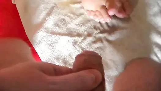 John yerde Jen'in ayaklarının her yerine işiyor