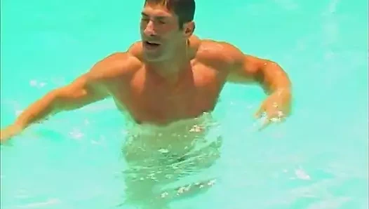 Genç sarışın tatlı pasta, kaslı havuz yüzücüsü tarafından kahverengi kasabaya götürüldü.