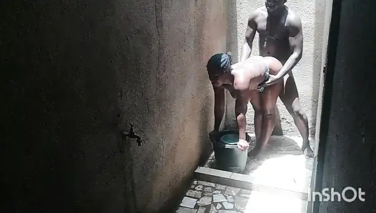 En iyi arkadaşımın karısı özel kısımlarını yıkarken beni duşta aradı. Cezbediciliğime karşı koyamadım.