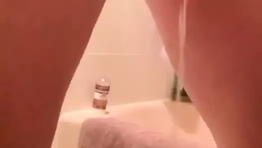 Und wieder pisst meine Fickfreundin nur fuer mich