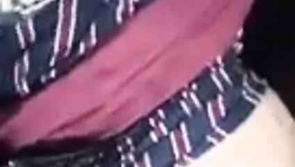 Kopftuch Weib im Auto gefickt und blaest Schwanz