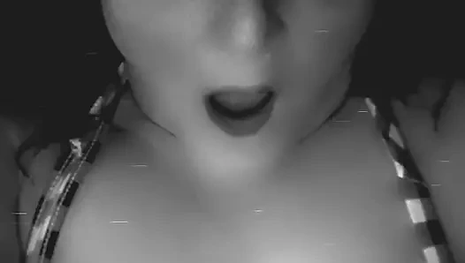 Onu göbek deliğine siktim ve fışkırtarak fışkırtarak fışkırtıyor