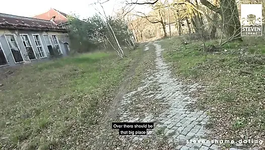 Açık havada sikiş - sarışın genç arteya ağzına boşalana kadar kayıp yerde sikiliyor!