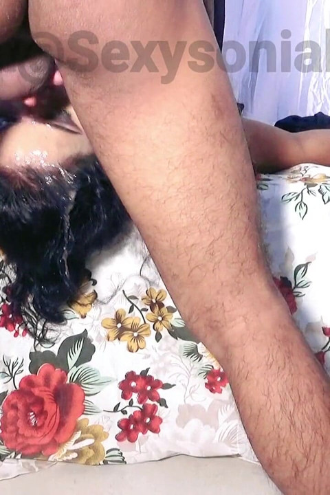 Üvey kız kardeş internette canlı seks yaparken üvey erkek kardeşi tarafından yakalanır