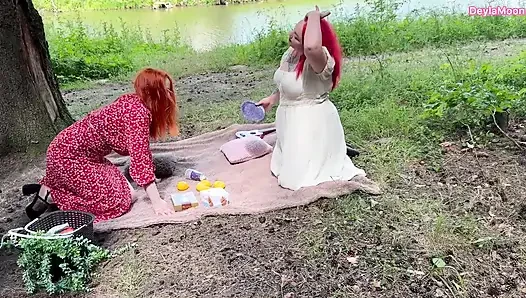 İki kız arkadaş açık havada rahatlamaya ve ateşli seks yapmaya karar verdi.