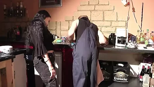 Mutfakta büyük yarak emiyor... ağzına boşalma