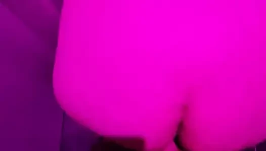 Bir bara gittik ve tuvalette eğlendik