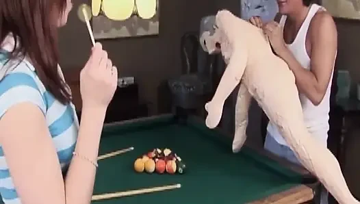 Olgun orta yaşlı seksi kadın bilardo masasında derin yarak alıyor