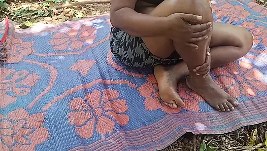 Açık havada romantizm güzel orta yaşlı seksi kadın viral video
