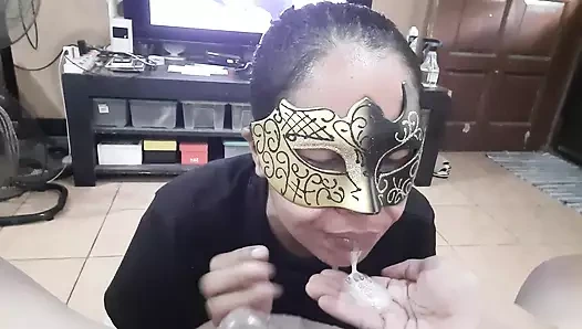 Muhteşem Pinay'ın ağzına boşalma ve tükürme