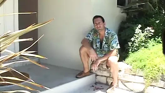 Pis kız için bir büyük horoz