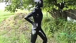 Lateks catsuits içinde yaz gecesi rüyası