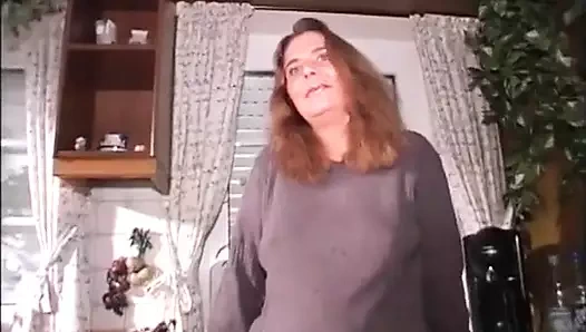 Bu harika ve çok azgın seksi sürtük striptiz yaptıktan sonra ateşli amına mastürbasyon yapıyor