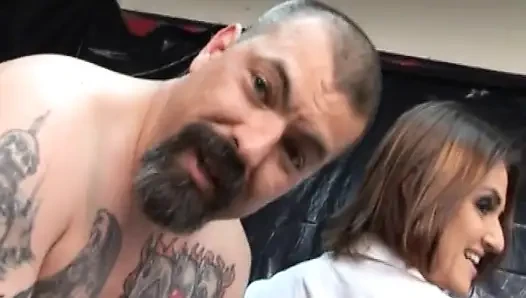 Esmer hatun tutkuyla sert yarak emiyor