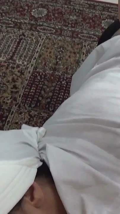 Azgın Arap orta yaşlı seksi kadın 20 yaşındaki komşu oğlunu sikiyor | Klip 1