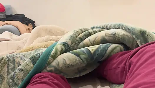 Hintli kadın yarakla oynuyor