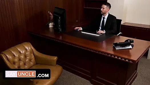 Kişisel asistan Mike Monroe patronunu memnun etmek için çaresiz