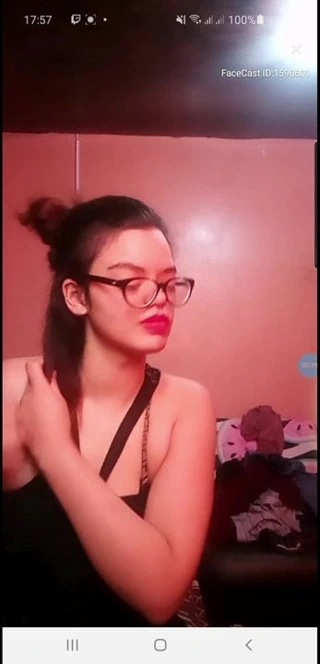 Facecast kız onu kedi kamu sohbet gösterir