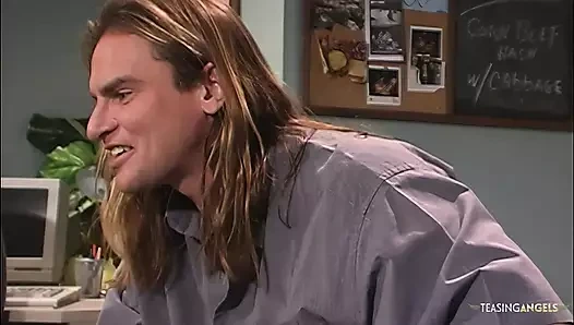 İki iş arkadaşı dev yaraklarını çıkarıyor ve büyük memeli arkadaşlarını üçlü sekse sokuyor