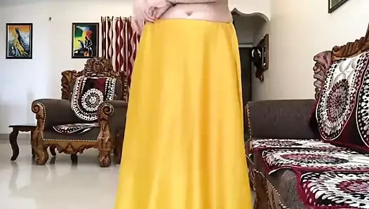 Hint desi yenge devar önünde sarı sari giyiyor