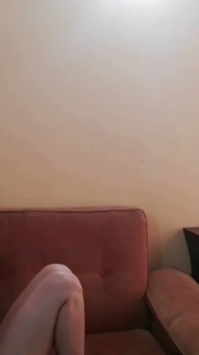 Uzun parmaklarımla kıyafetli sarışın kızı sikmeyi seviyorum | Klip 1