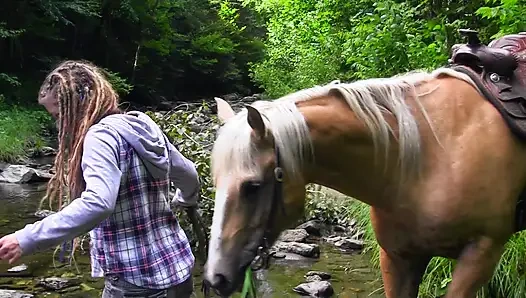 Ateşli orta yaşlı seksi kadın ormanda nehir kenarında sikiliyor!