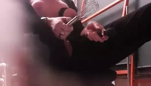 Fışkırtma sadece yapay penis topu basarak