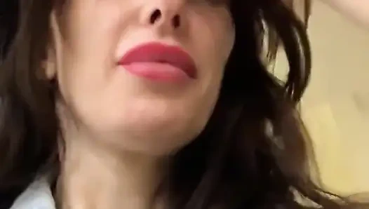 Ateşli orta yaşlı seksi kadın mağazanın soyunma odasında mastürbasyon yapıyor