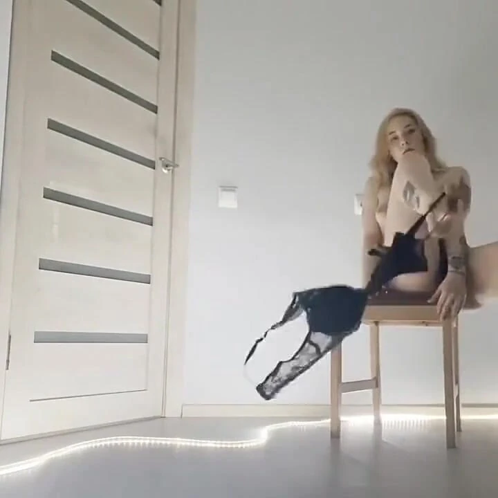 Tatlı kız, soyunuyor.