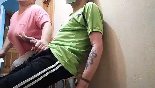 Bir yabancı polikliniğin koridorunda bana otuzbir çekiyor