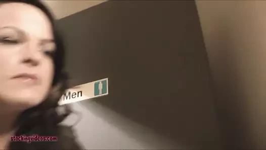 Sıcak milf düşünüyor o olduğunu yalnız Mastürbasyon içinde the banyo