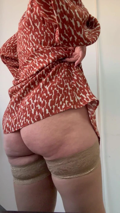 Ateşli orta yaşlı seksi sekreter seksi ve kabadayı götünü gösteriyor