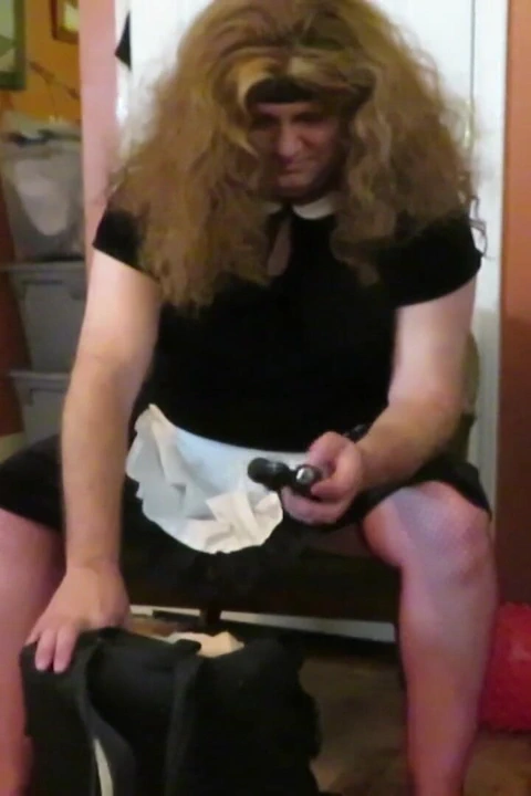 Yaramaz hizmetçi Brittney arabada rujunu unuttu