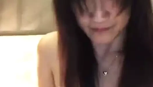 Çinli sürtük parmaklıyor ıslak amcık