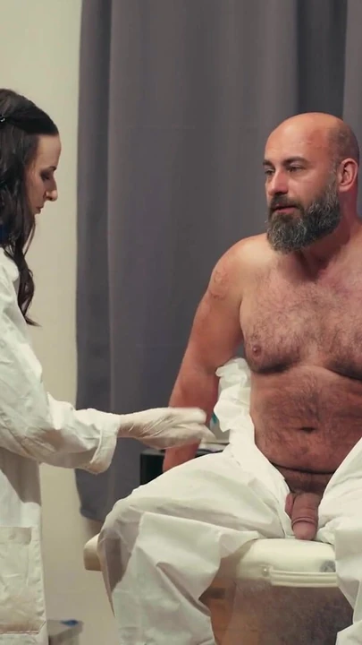 DADDY4K. hemşire doktorun ofisinde aldatıyor | Klip 1