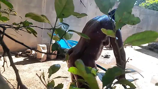 O edepsiz amına bakmayı seviyor, banyo ona iyi hissettiriyor