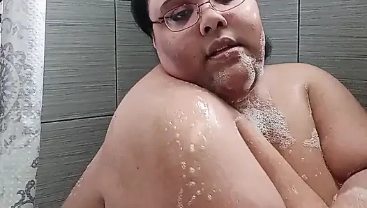 Güzel ve rahatlatıcı bir köpük banyosu yapıyor!