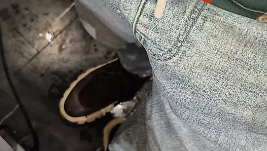 Bulgar büyük ve kalın yarak iş yerinde şişiyor