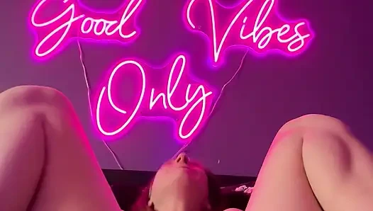 Ayak parmaklarını emiyor ve oyuncakla oynuyor