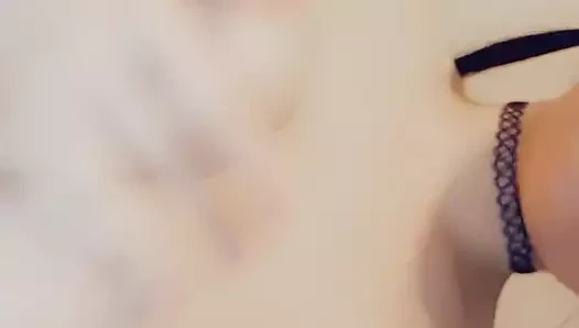 Büyük memeli gotik emiyor ve meme uçlarıyla oynuyor