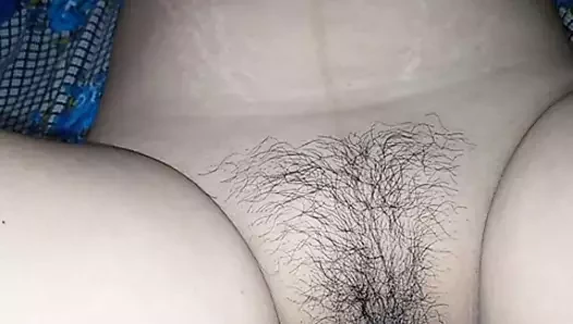 Ateşli kız sikişmemi ve onu penisimle tatmin etmemi istiyor