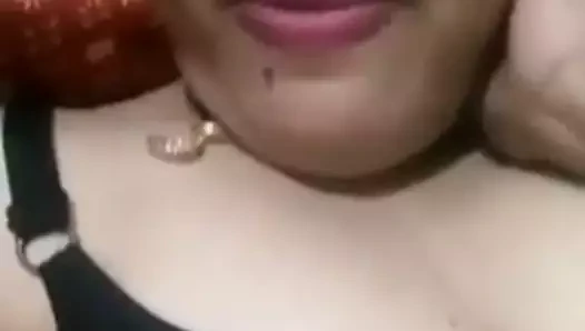 onu kedi ve göğüsler gösteriliyor