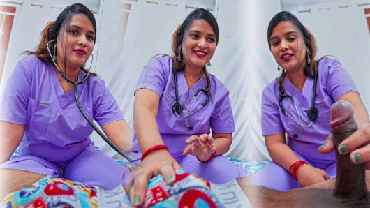 Hintli hemşire Hintçe edepsiz konuşmada hasta tarafından sert sert sikildiğinde hastanın yatağına işiyor.